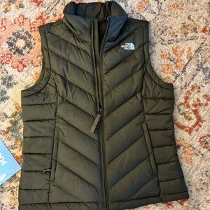 North face vest in olive/dark green